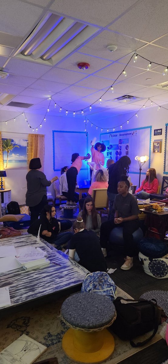 MHS_FCS's tweet photo. Our guest speaker, @DonnaCorder, working with all our FCS students on an activity to emphasize the importance of planning and fostering cooperation and teamwork. #SEL #BetterTogether https://t.co/j0q38A5FMN