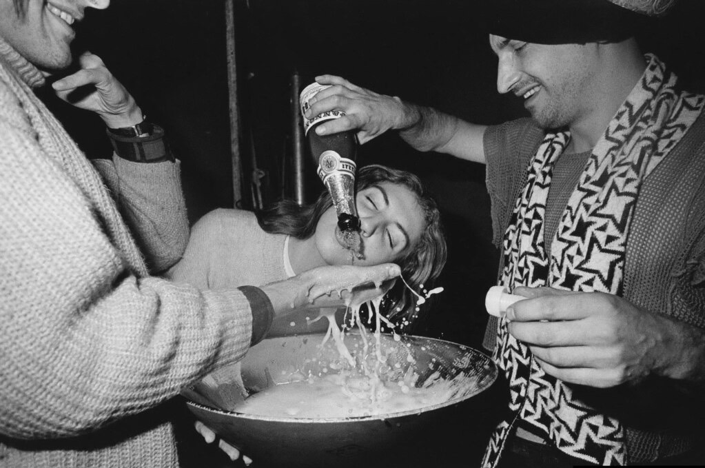 sovietvisuals's tweet photo. Birthday party of Soviet musician German Vinogradov. Photo by Andrei Bezukladnikov, 1988. https://t.co/GRDBYYo4Sr