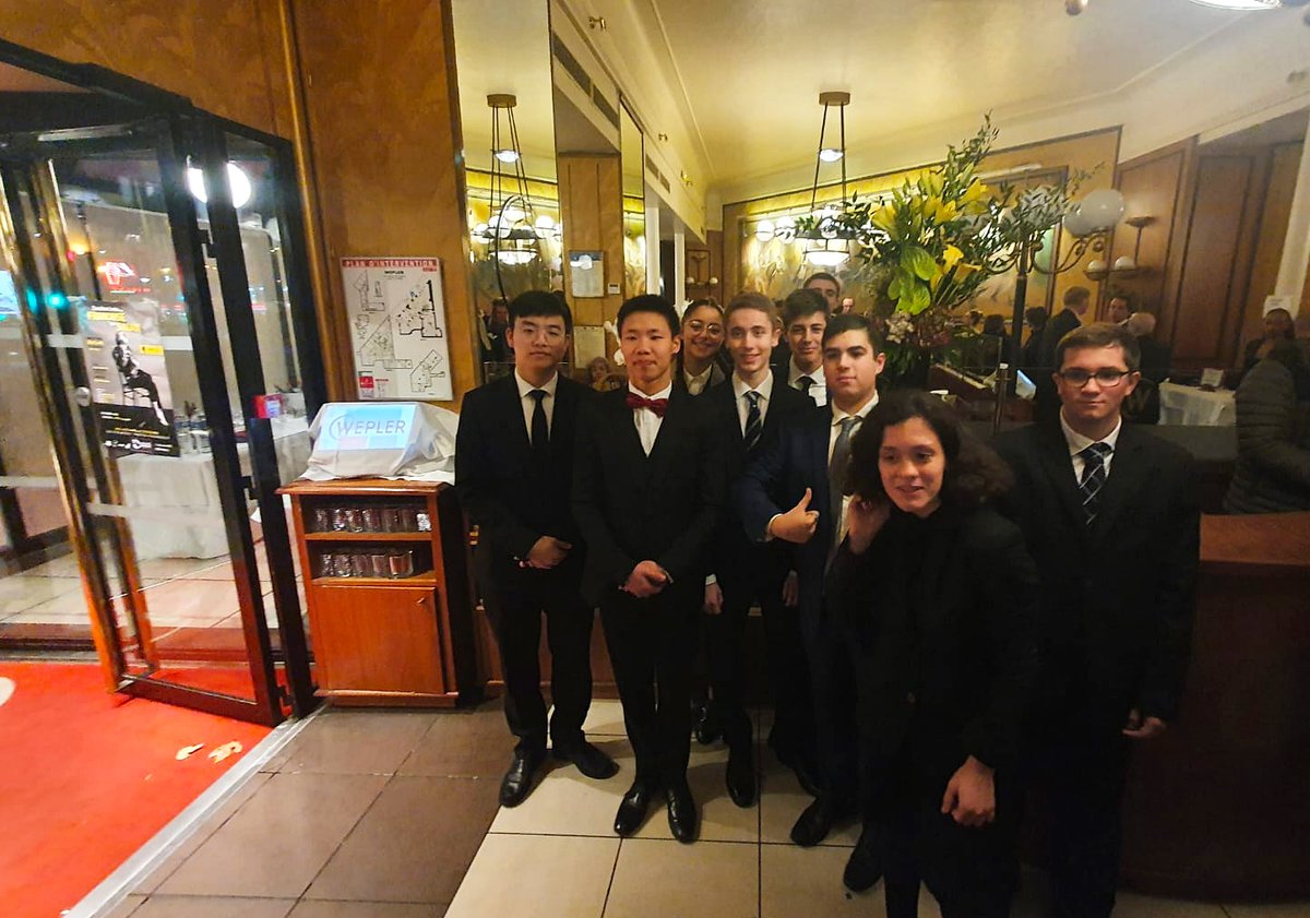 albertdemun's tweet photo. Le lundi 14 novembre, les jeunes de première Hôtellerie-Restauration ont félicité le Lauréat du @PrixWepler Anthony Passeron, pour son livre "les enfants endormis".
Ce livre fait partie de la sélection des trois ouvrages lus par nos jeunes.
#Prixwepler #litterature https://t.co/29nd4MeeTO