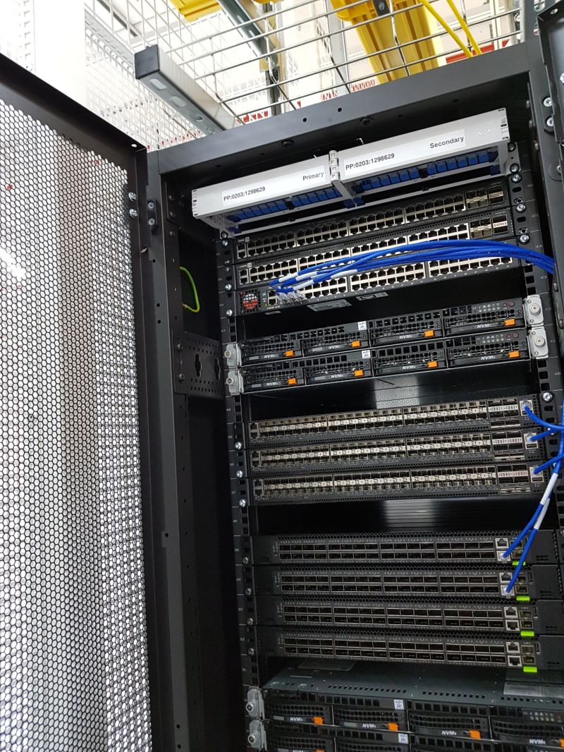 xcellent_muc's tweet photo. Die #metalstackcloud nimmt Gestalt an. Heute war der erste Tag, an dem wir von #xcellent unseren Cage im RZ füllen konnten. Und was soll ich sagen: es war genial die ersten Switches und Router in die Racks zu schrauben. #Kubernetes #k8s https://t.co/pClqCujqmo https://t.co/RUtfKnM7DU