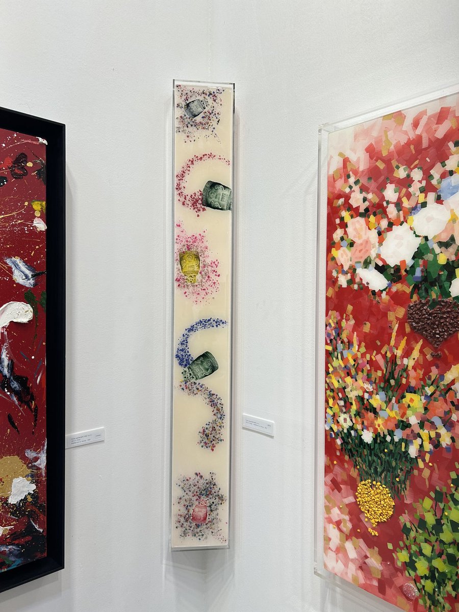 인천 아시아 아트쇼  입구 앞에 떠억~^^ 조용남작가님~  아이들을 좋아하셔서  한참동안 아이들을 안고  이야기 나눠주셔서 감동^^ 화투외의 작품이 소장욕구 뿜뿜해서  남편과 토론 ㅎㅎㅎ돌에 색을 입혀 종에서 나는 소리를 시각화한 작품의 작가님과도 한참 도슨트  초대해 주셔서 감사합니다