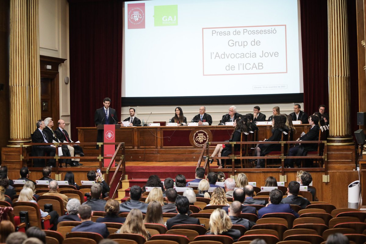 Enhorabona al nou comitè executiu del <a href="/GAJBarcelona/">GAJ Barcelona</a> que ha pres possessió amb <a href="/AxSalvador/">Alexander Salvador</a> al capdavant. El Col·legi va entregar la medalla ICAB al pres. sortint <a href="/ajanecrespo/">Albert Jané</a> per la seva dedicació a l'Advocacia Jove. Amb intervencions de <a href="/JesusFamilex/">Jesús Sánchez García</a>, <a href="/MaiaRoman/">Maia Román</a> i <a href="/JoaquimSagnier/">Joaquim de Miquel Sagnier</a>