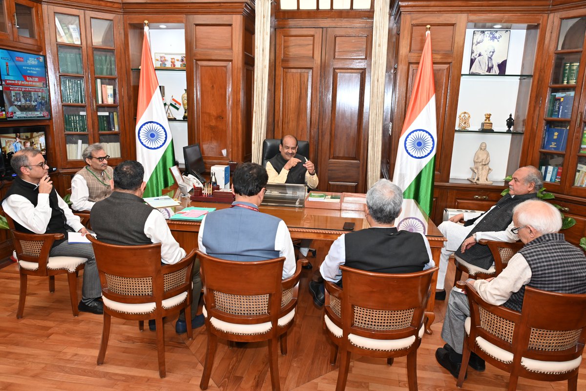 किसानों को कृषि की नई तकनीक से जोड़ उनकी आय बढ़ाने के उद्देश्य से राजस्थान में कृषि Startup आधारित किसान मेलों का आयोजन होगा। इसको लेकर केंद्रीय कृषि मंत्री<a href="/nstomar/">Narendra Singh Tomar</a> जी, केंद्र व राज्य सरकार के अधिकारियों के साथ बैठक की।फसल बीमा योजना से सभी किसान लाभान्वित हों, इसपर भी चर्चा हुई।