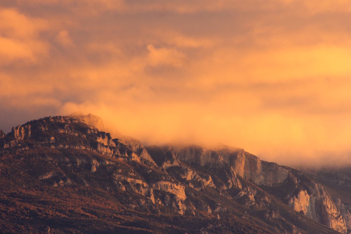 La sierra cuando cae el sol🏔️
Quiere recordar a las antiguas fotografías📷 en colores sepia que tantas veces nos han enseñado nuestros abuelos y abuelas.

Se trata de una foto sin retoques ni filtros, por lo que evoca lo que es: Un instante en el momento y lugar✨