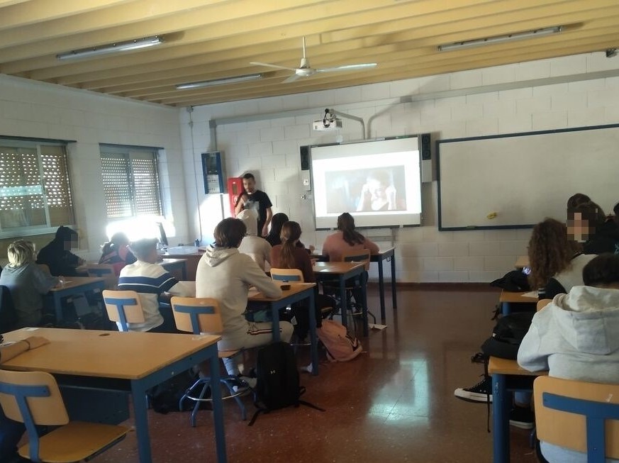 AgoraFederacion's tweet photo. Durante la semana pasada tuvimos la oportunidad de concienciar al estudiantado del IES Ben Gabirol en la construcción de relaciones sanas. Queremos agradecer al Ayuntamiento de Málaga, concretamente del Área de Igualdad de Oportunidades, por subvencionar el proyecto. https://t.co/wIhdE0i85E