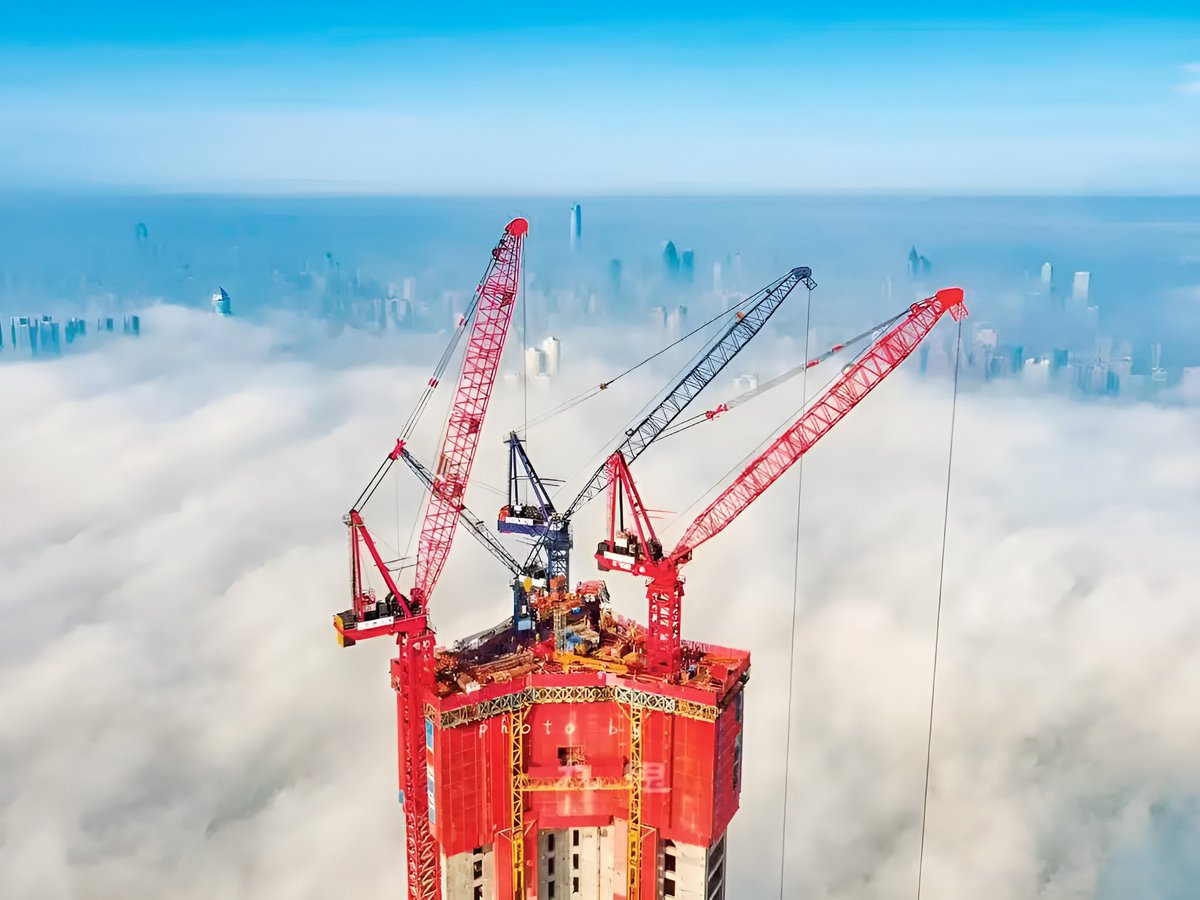 CSCECNEWS's tweet image. #CSCECengineering The Skyscraper-building Machine is an equipment platform #technology developed by CSCEC. In this enclosed workshop, the builders can carry out multiple processes with a #building speed of 4 days for one floor. The machine has been put into use on many projects.