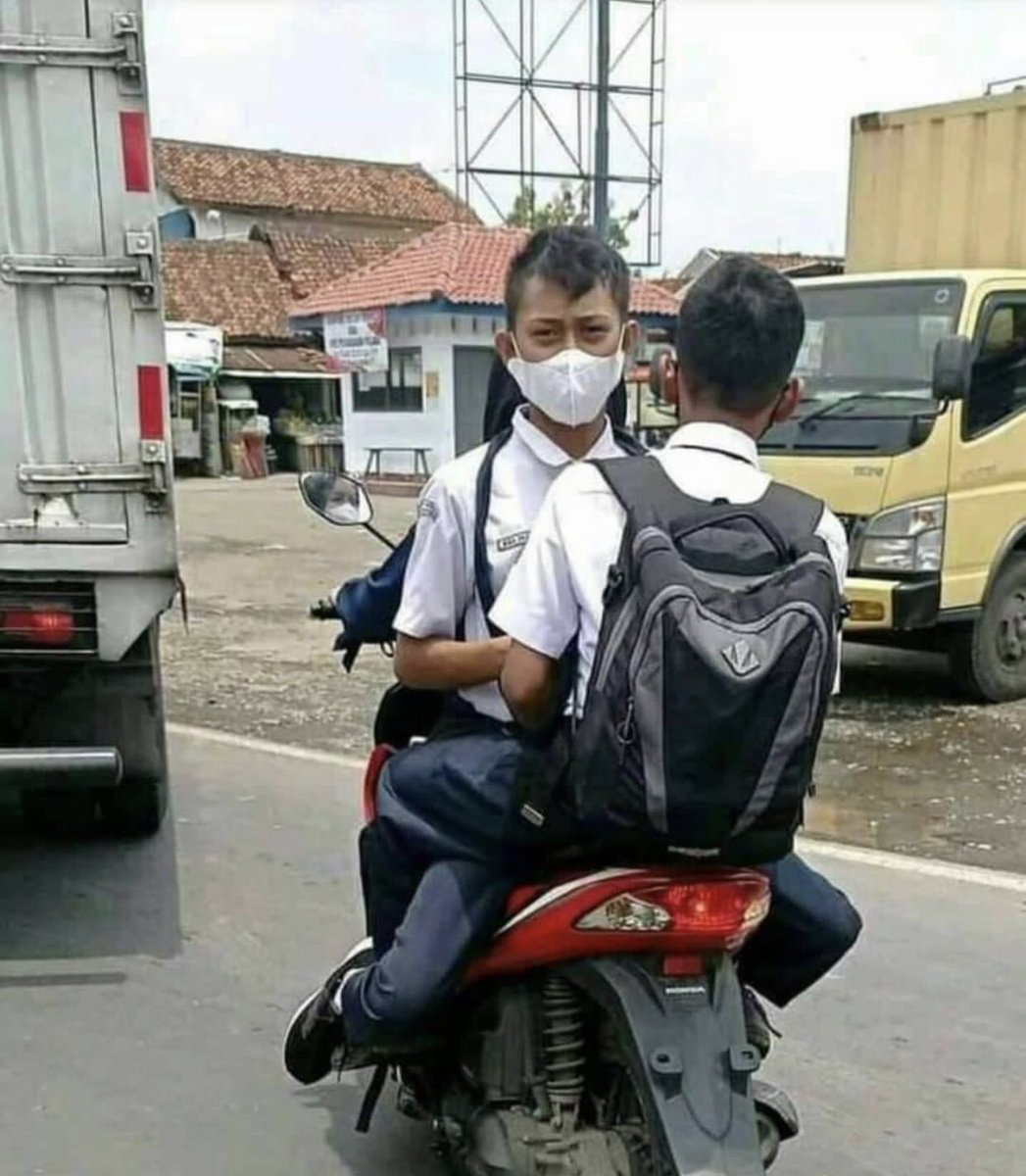 Guyonanterus's tweet photo. Ajarane sopo ngene iki?? 

#DarrylBikinMaluNegara 
#KDRT 
#MahasiswaBodohDarryl 
#UsutSkandalBukuMerah https://t.co/Unuav3ppqa