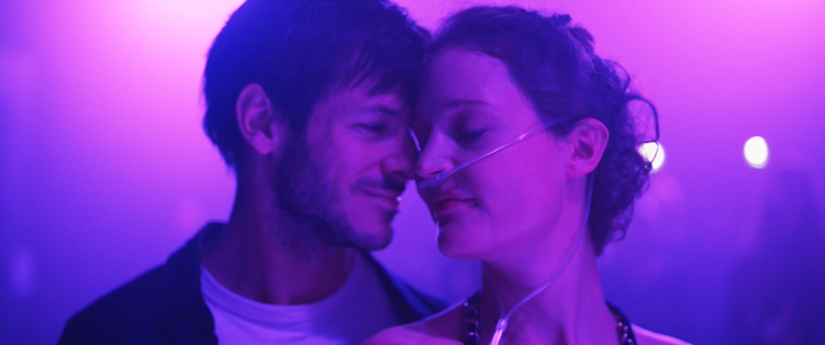 A great love confronted with the announcement of a tragedy: #MoreThanEver by Emily Atef is now in theatres. A drama full of light, that of Norway, of the dazzling Vicky Krieps and of the greatly mourned Gaspard Ulliel in his last cinematic role. #UnCertainRegard #Cannes2002
