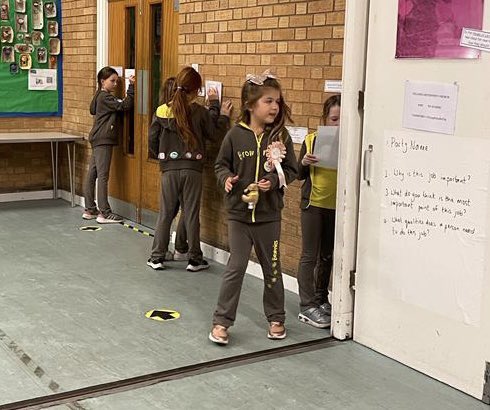 2ndWhickham's tweet photo. Brownies took part in #UKParliamentWeek activities.  Snowy Owl ran a fab quiz about Parliament and the girls enjoyed preparing and running a debate on what jobs women should be able to do.  Some amazing arguments and natural talent for politics! https://t.co/87UWxUNFmB