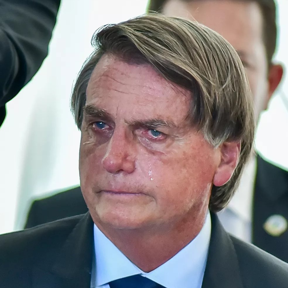 poptime's tweet photo. 🚨 Assessores de Bolsonaro temem que o presidente não conclua seu mandato devido o estado psicológico dele. Pessoas próximas relatam que o futuro ex-presidente está "depressivo" e "apático" após a derrota para Lula nas eleições. https://t.co/KKH0XpE4n8