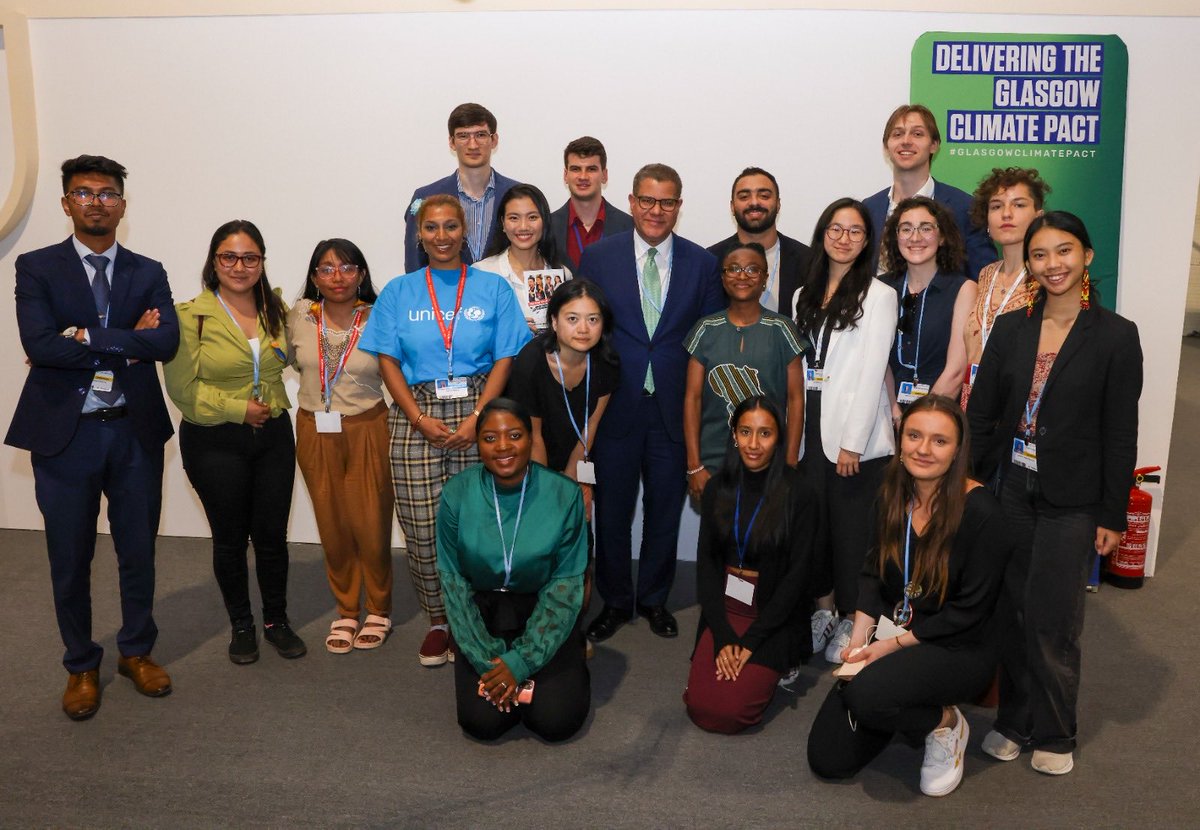Great to meet with youth representatives and negotiators at #COP27

Discussed the ongoing negotiations &amp; the Global Youth Statement

Encourage all negotiators &amp; decision makers to read the statement: 

coy17eg.com/globalyouthsta…