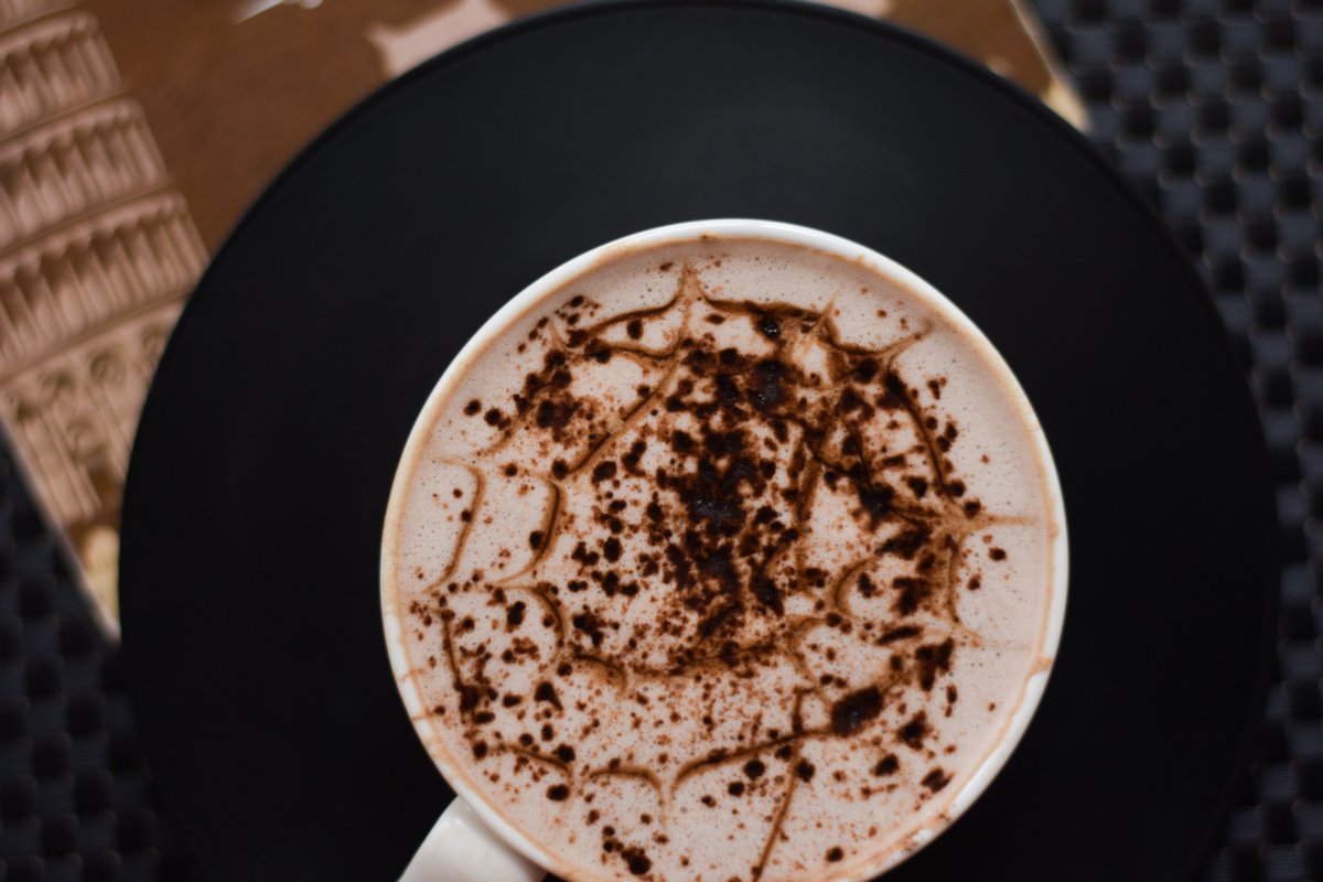 TheChillyYellow's tweet photo. Hot chocolate one? Let's beat the cold with all-time favorite Hot Chocolate drink @the_yellowchilly_cake_pizza - Bukoto.
.
.
#hotchocolate #hotdrinks #chocolatedrinks #hotchocolatelovers #kampalacafes https://t.co/OplN2OlFbJ