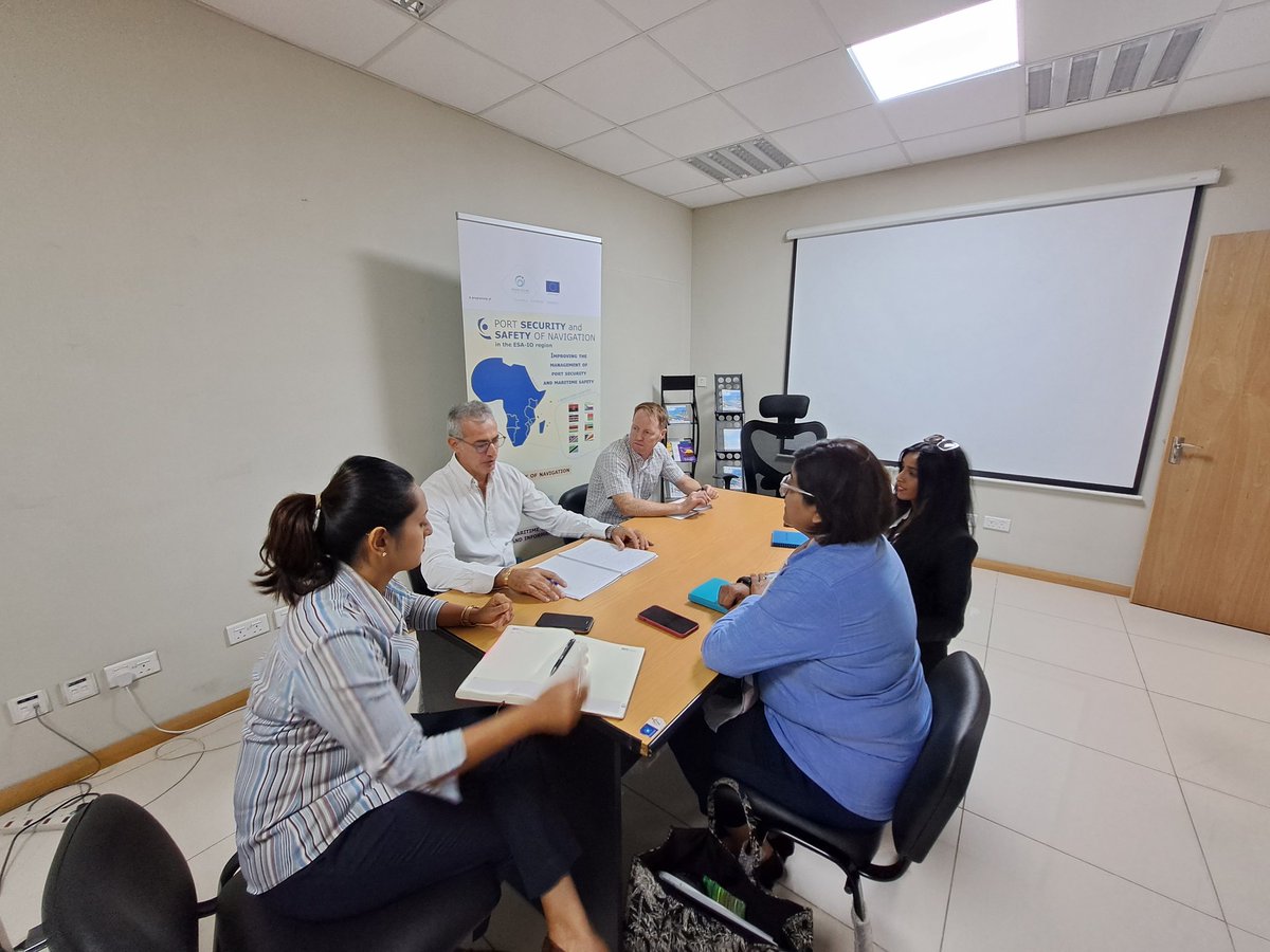 portsec_ESAIO's tweet photo. EU-PSP Coordination Meeting at the seat of IOC between the @UNODC team and the Regional Coordinator.. #bettercoordination #futuretargets! @EUAmbMauritius @commission_coi @IMOHQ @INTERPOL_HQ https://t.co/v798GkWqrC
