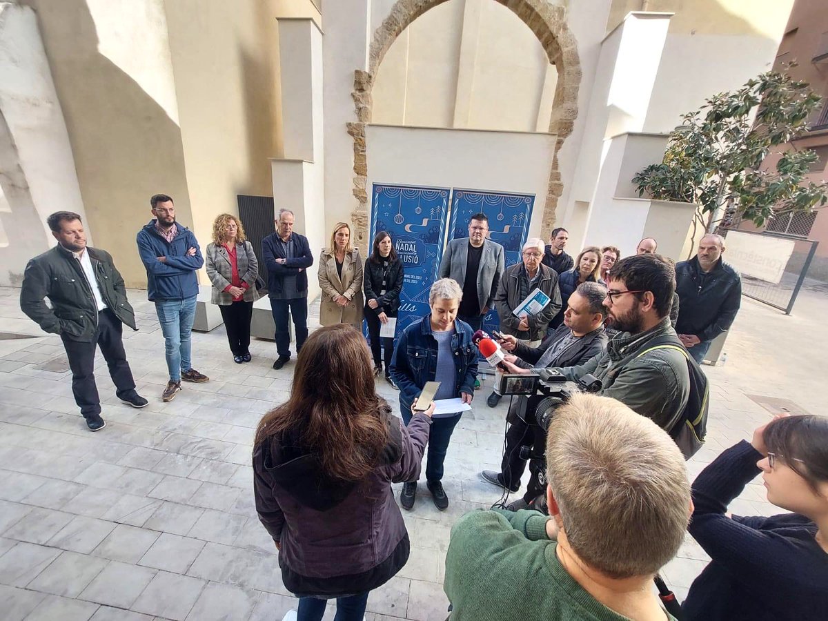UAFValls's tweet photo. Nadal ❄️ | Aquest matí, juntament amb d'altres entitats, la Unió Anelles de la Flama ha assistit a la roda de premsa de presentació del programa de les Festes de Nadal de Valls.
#NadalUAF #UAFValls #CulturaValls #NadalValls #Neulada #Reixos #NansdeValls #NansCiutatValls https://t.co/tlDyVHhTtC