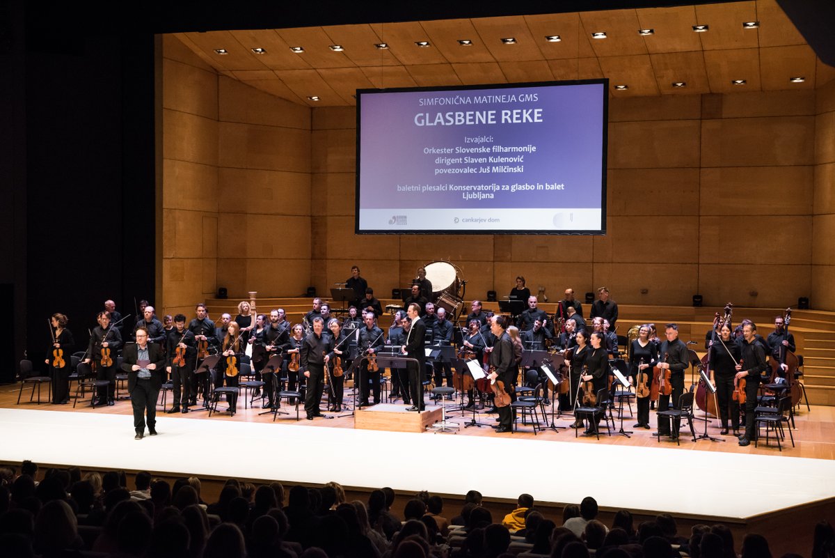 Glasbenamladina's tweet photo. Mlade obiskovalce smo gostili na Simfoničnih matinejah GMS, ki jih pripravljamo z Orkestrom @SFilharmonija in @cankarjevdom.
Orkester je vodil @slavenkulenovic, povezoval pa je Juš Milčinski.
Gostje: baletni plesalci Konservatorija za glasbo in balet LJ. 
📸: Eva Križaj https://t.co/WHxOCtB8I5