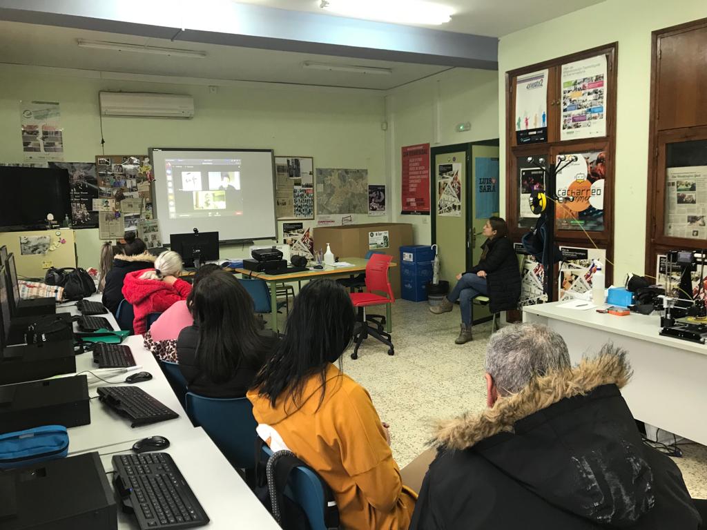 nccaldeamoret's tweet photo. Excelente ponencia online de @genisroca
 que están escuchando usuarias y usuarios del 
@nccaldeamoret #TransformaciónDigital #culturadigital #formacionTIC #internet https://t.co/yhHrumSt8L