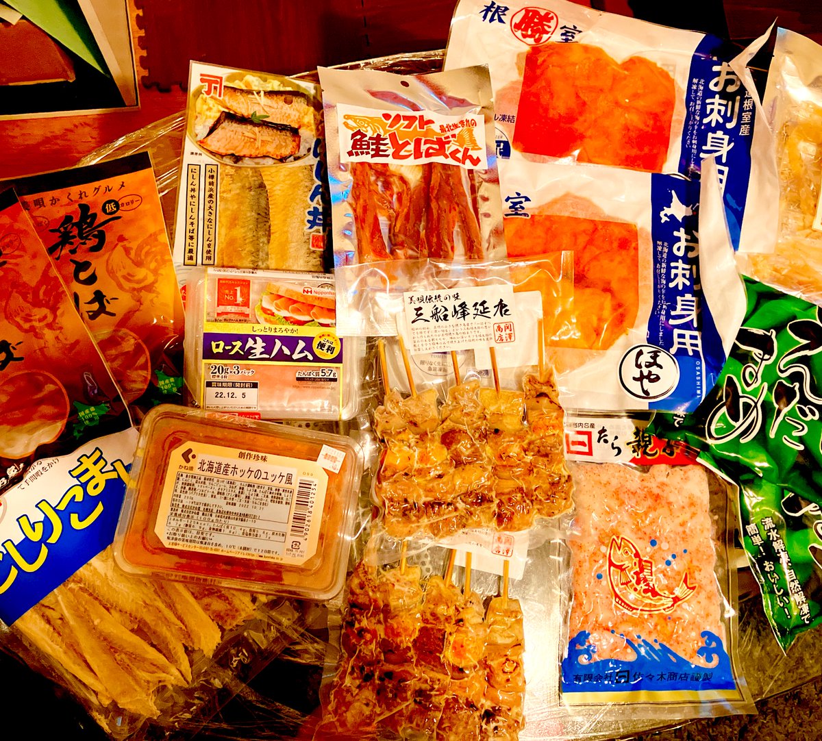 miyoka_'s tweet photo. 父から届いた今月の食料✨
いつもありがとう！

北海道のローソンで(全域かはわからない)新発売の #鶏とば
#美唄焼き鳥 の #鳥乃家  

他にも #���船美唄焼き鳥 や
ホッケのユッケ、ホヤのお刺身などなど🌟
なんとなく今回はお酒のおつまみが多いような😆✨

ちち���ありがとう🥰 https://t.co/NA0SeJYr9L