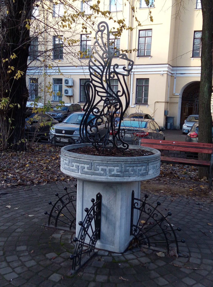 Город всегда даёт шанс увидеть его, узнать новое и остаться Человеком.
Главное - заметить и принять.