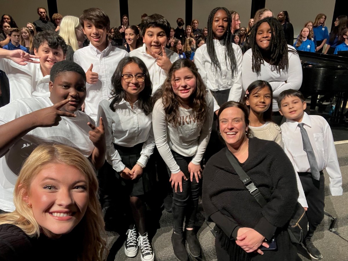 HyblaValleyES's tweet photo. Great job to our #HyblaValleyHuskies who sang at the West Potomac Pyramid Concert last night. We're so proud of you! 🐾#HyblaValleyES @FCPSR3 @fcpsnews https://t.co/JzAmV1y8Ip