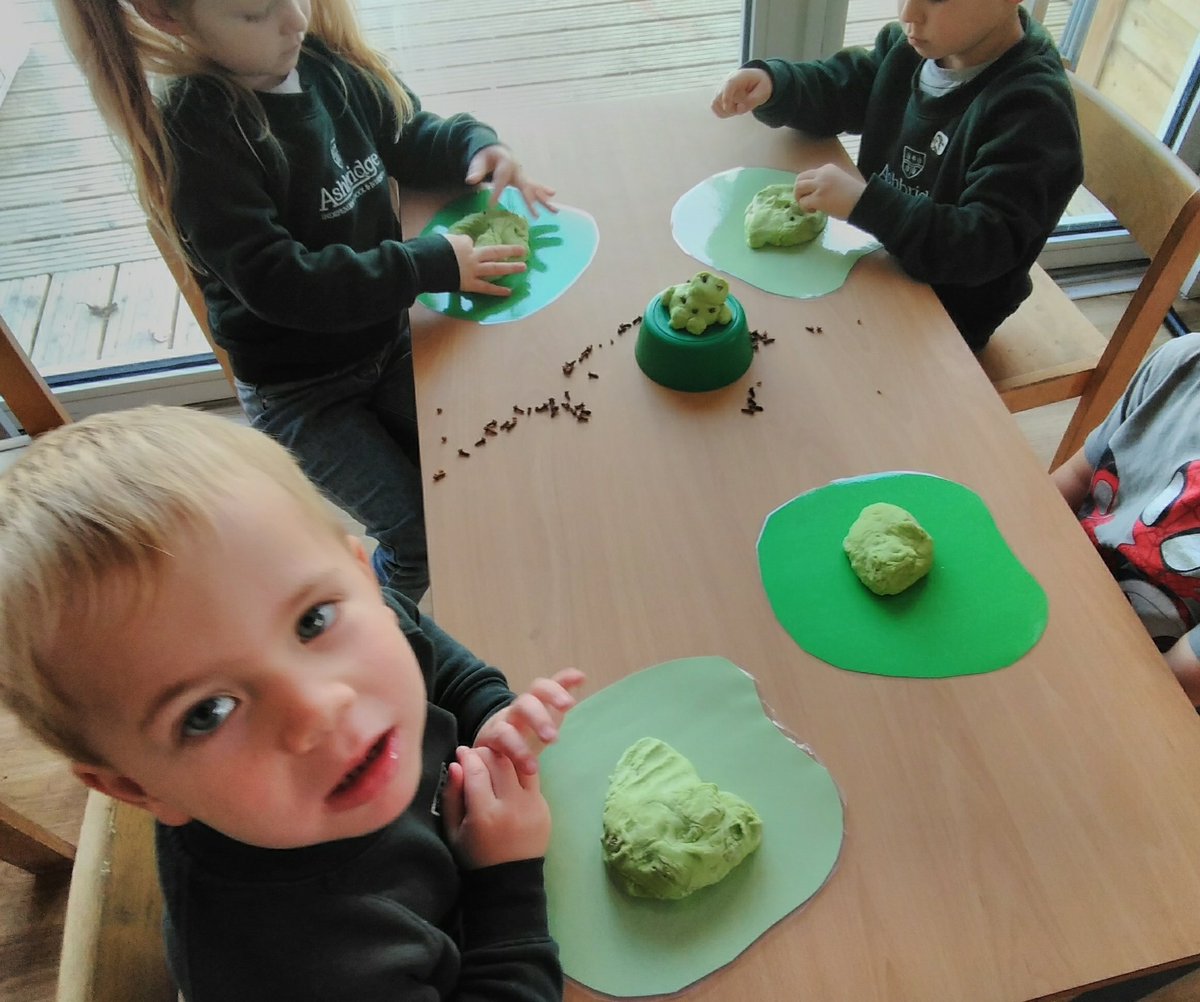 #Kingfishersclass have enjoyed our frog themed morning 🐸 lots of discussion and questions, "frog babies...frogspawn! #Outdoorlearning #Riverschool
