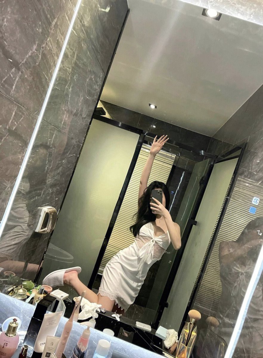 ForsterDaniel4's tweet photo. 新买的睡衣好看嘛，喜欢的点赞呦☺️ #人妻 #反差 #性感少妇 #调教 #露出淫女 #聊骚 https://t.co/B91jlQ9O0W