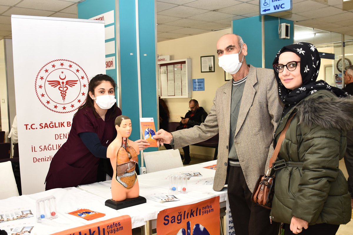 Denizli_DH20's tweet photo. Hastanemizde “KOAH” farkındalık etkinlikleri düzenlendi. Dağıtılan broşürler eşliğinde KOAH belirtileri, risk faktörleri, hastalıkla mücadele konusunda bilgilendirmeler yapıldı. Oksijen saturasyon ölçümü bakılıp, riskli bulunan kişiler ilgili birimlere  yönlendirildi.
@Denizli_SM https://t.co/CkXk6BXE3A
