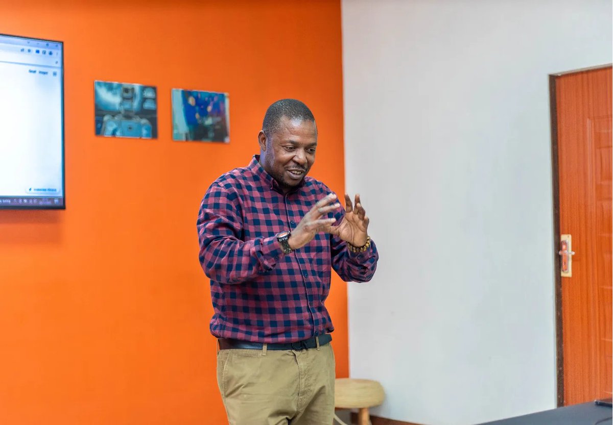 PesaTechAfrica's tweet photo. The corporate-startups partnerships expert, Collin Gumbu, meets up with the Fintech startups.
Part of the PesaTech Accelerator aim is to mentor startups in different technical aspects
#PesatechAccelerator 
@UNCDFdigital @eneaadvisors @hindsight_ventures @ipfsoftwares https://t.co/QnAixznyJh