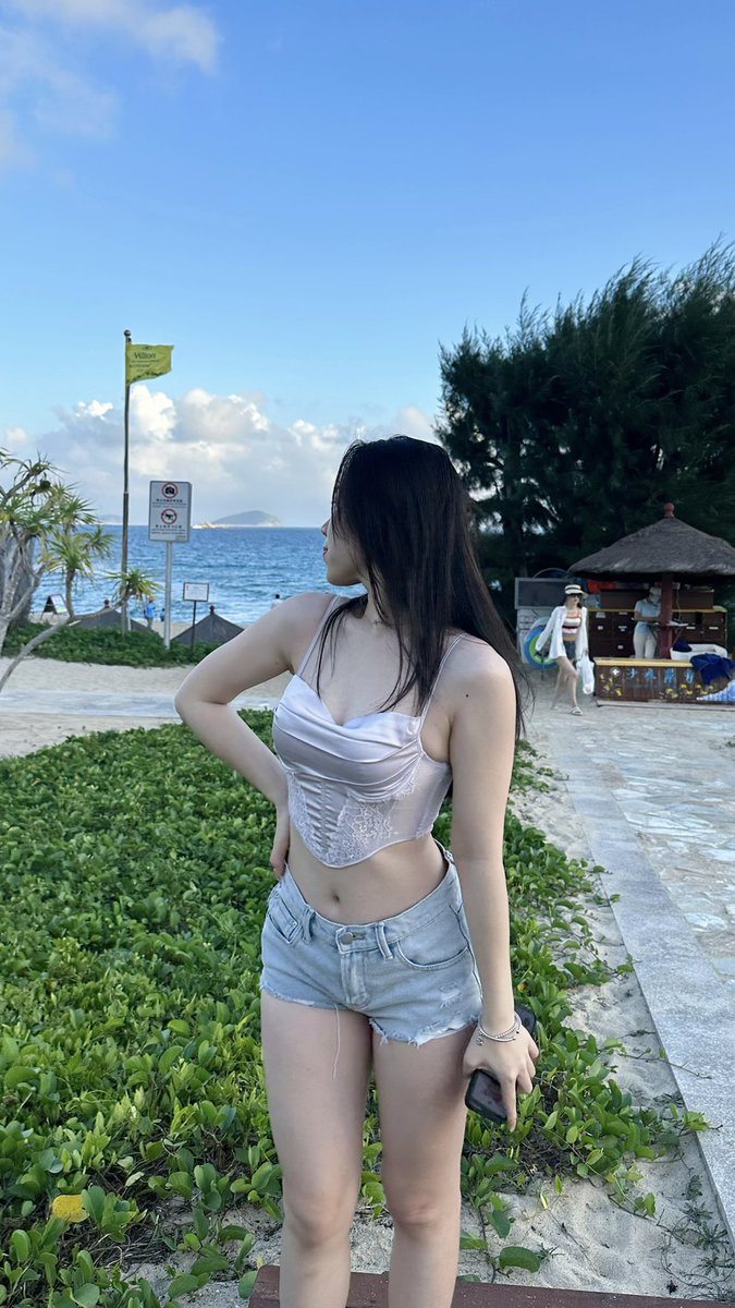 cuntera23's tweet photo. 两天睡了五个小时，实在没精力化妆了。今天不带脸出门～ https://t.co/AkVsZMdJcO