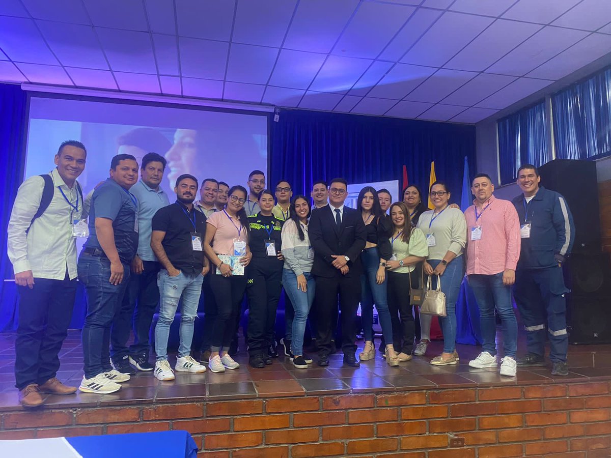 JoosePerezR's tweet photo. Creo que lo más bonito de ser ponente en un Congreso Internacional de la Prueba, es que cada uno de mis estudiantes a pesar de que trabajan y estudian de noche , estuvieron todo el evento para apoyarme ❤️ https://t.co/pZ7SVamZBK