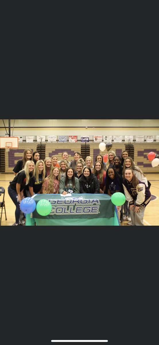 KarlieGutierre2's tweet photo. So happy to officially be a bobcat💙💚 https://t.co/WtSMnnGo0q