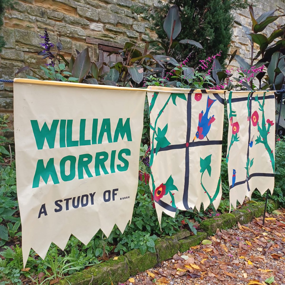 StandenNT's tweet image. Our Tree of Wishes is ready for visitors!🌟

Young people from local schools worked with Brighton artists @SameSkyBTN to make these beautiful #WilliamMorris inspired decorations. Each young person also added their own wish to the tree.

#addyourwish #wishingtree #standenkids