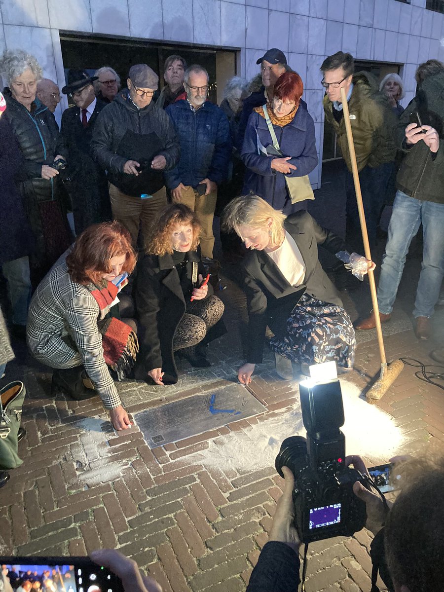 lisaworner's tweet photo. Gisteren is er bij de Stopera eindelijk een plaquette onthuld ter nagedachtenis van Vlooienburg en de Joodse bewoners. Mn vader zou trots zijn maar nog belangrijker: de geschiedenis wordt verteld. Dank alle initiatiefnemers! #amsterdam #vlooienburg #jodenbuurt #plaquette https://t.co/N3GYUoEX4y