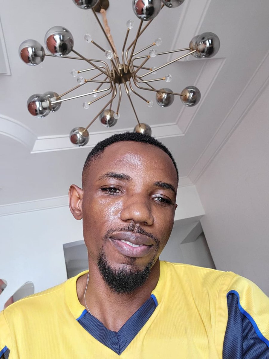 mateebaski2's tweet photo. Rate my skin on a scale of 1-10 😊😊 https://t.co/YxKlL0FBrx