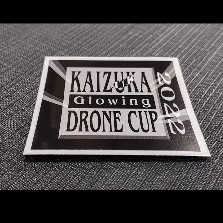 taka27_fpv's tweet photo. 見て下さいー！
JAPRADARさんにステッカーを作って貰いました！
@eclat1029saa さんありがとうございます😊
めちゃくちゃ嬉しいです

間際にデザインをお渡ししたのにあっと言う間に仕上げていただきました！
凄いはやいー
選手の皆さまに配りますね！
観客、応援の皆様もどうぞ

ぜひ貼って下さいー https://t.co/ulhLdFzMC6