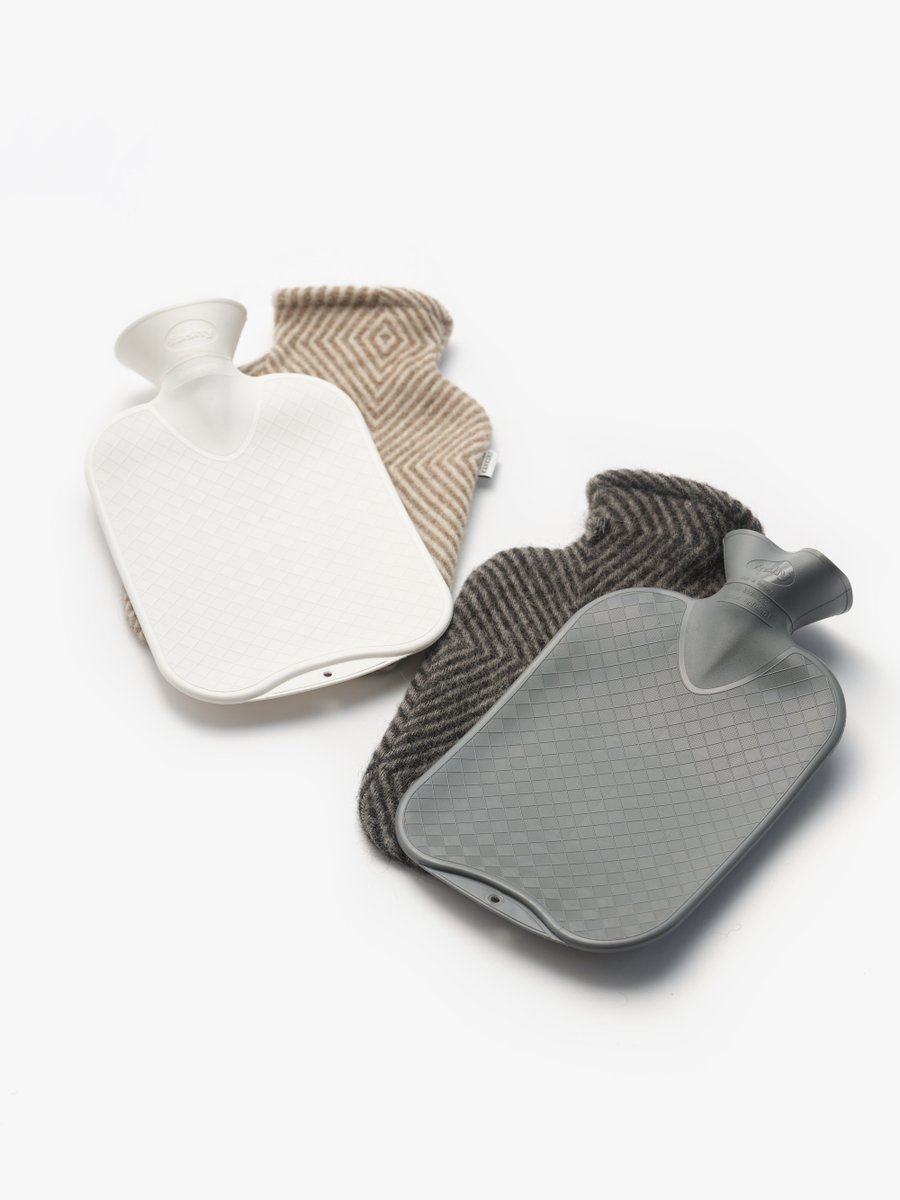 日々の暮らしに寄り添うテキスタイル <a href="/LapuanKankurit/">Lapuan Kankurit</a> の丸みを帯びたフォルムに、ナチュラルな色合いと幾何学模様の織り柄が美しいウール100%のカバーの湯たんぽ。

じんわりと温まりますので、心も体もほぐされていきます...

wazawaza.shop-pro.jp/?pid=165080128