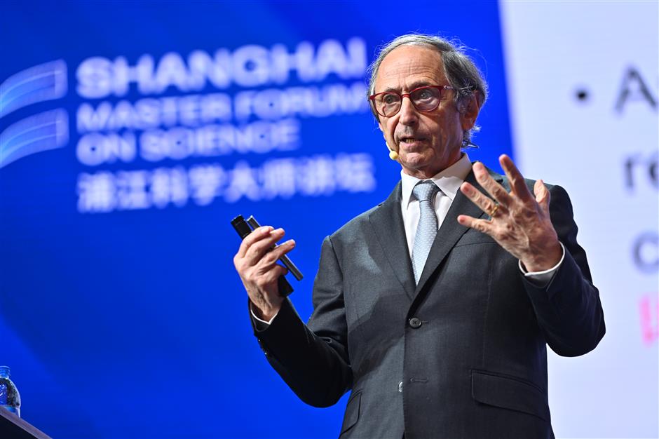 shanghaidaily's tweet photo. #MichaelLevitt, the 2013 #Nobel laureate in chemistry, shared his views on what is #science and what #AI can do to boost the development of biology and change people's life. He was speaking at the inaugural Shanghai Master Forum on Tuesday. https://t.co/bov9xku7Kt https://t.co/cXaTYbDgyz