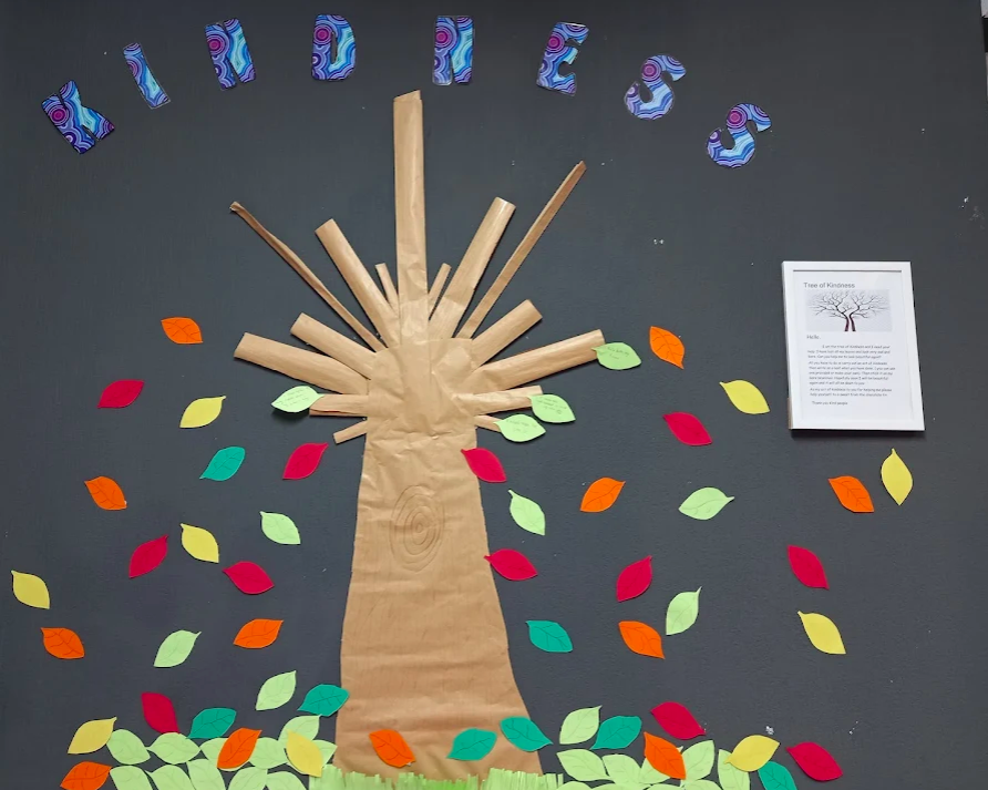 EducationReal's tweet photo. How inspirational is this Tree of #Kindness at Square One! Learners help the tree to regain it's leaves by carrying out an act of kindness, writing in on a leaf and placing it on the tree. Lovely! #Thoughfulness #Values https://t.co/G55WG9zuAU