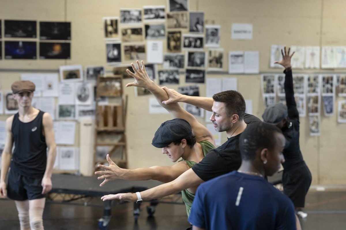 WhatsOnStage's tweet photo. Sieze the day - and check out these production shots from @newsies_uk! https://t.co/DQxWJRyk7C https://t.co/M0Ssv6t6QF