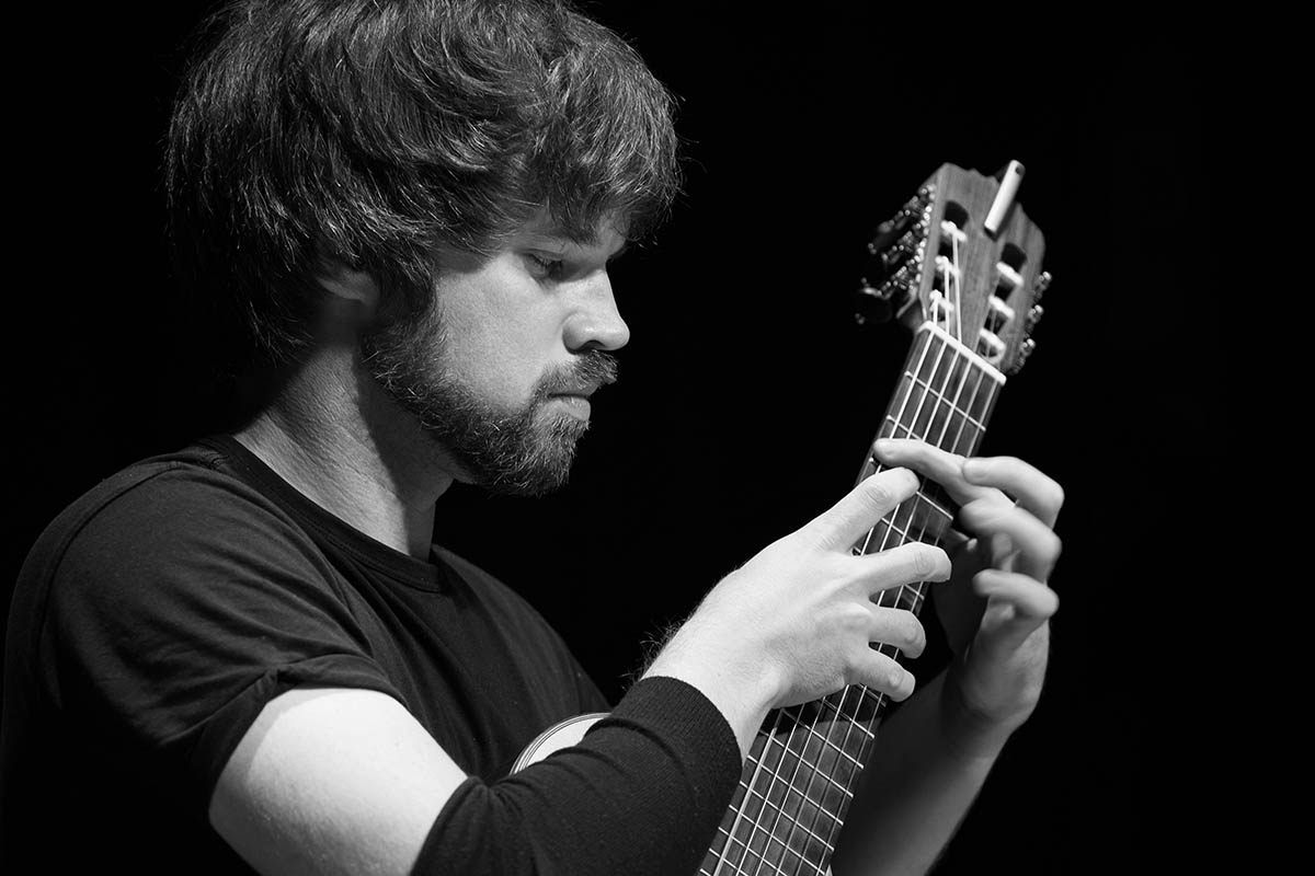 This Saturday we shall be joined by classical, percussive fingerstyle guitarist <a href="/Declan_Zapala/">Declan Zapala</a> for a fresh &amp; captivating mixture of solo classical concert repertoire spanning many periods &amp; modern virtuosic folk-influenced percussive music 

Tickets --> bit.ly/BGuitarNightDe…