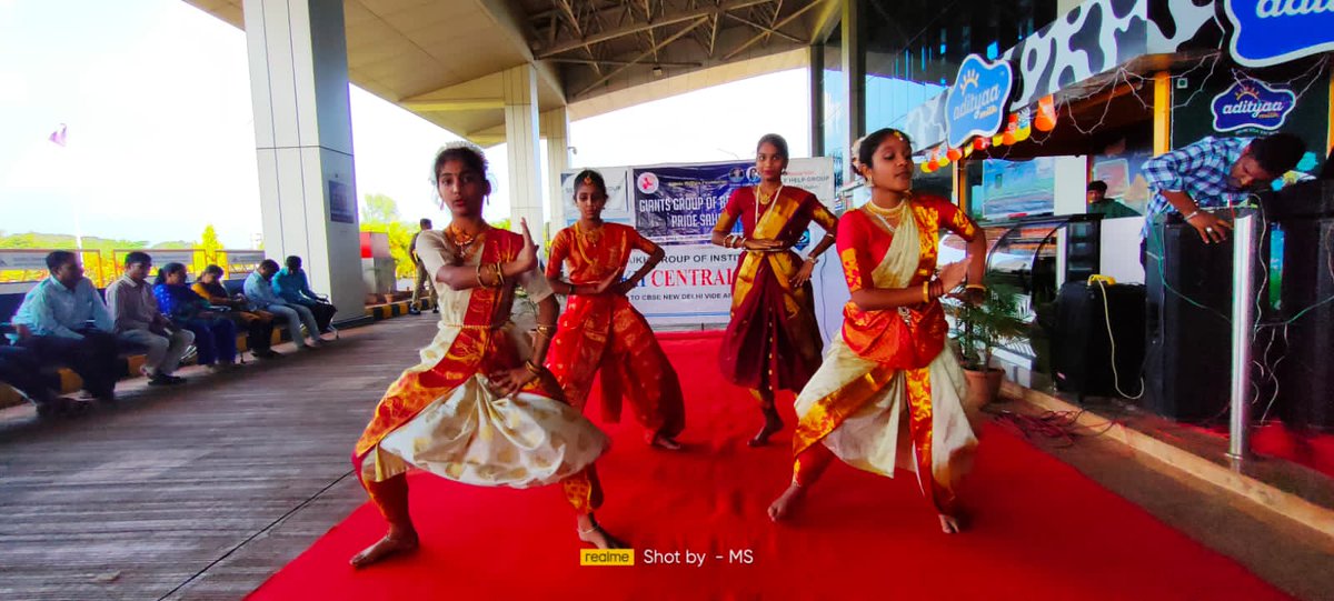 AAI_Official's tweet photo. Officials also helped them in clearing their doubts, post which the students presented an impressive cultural dance performance.
#Aviation #AAIOfficials #AAIAirports https://t.co/9NqKyzIv8q