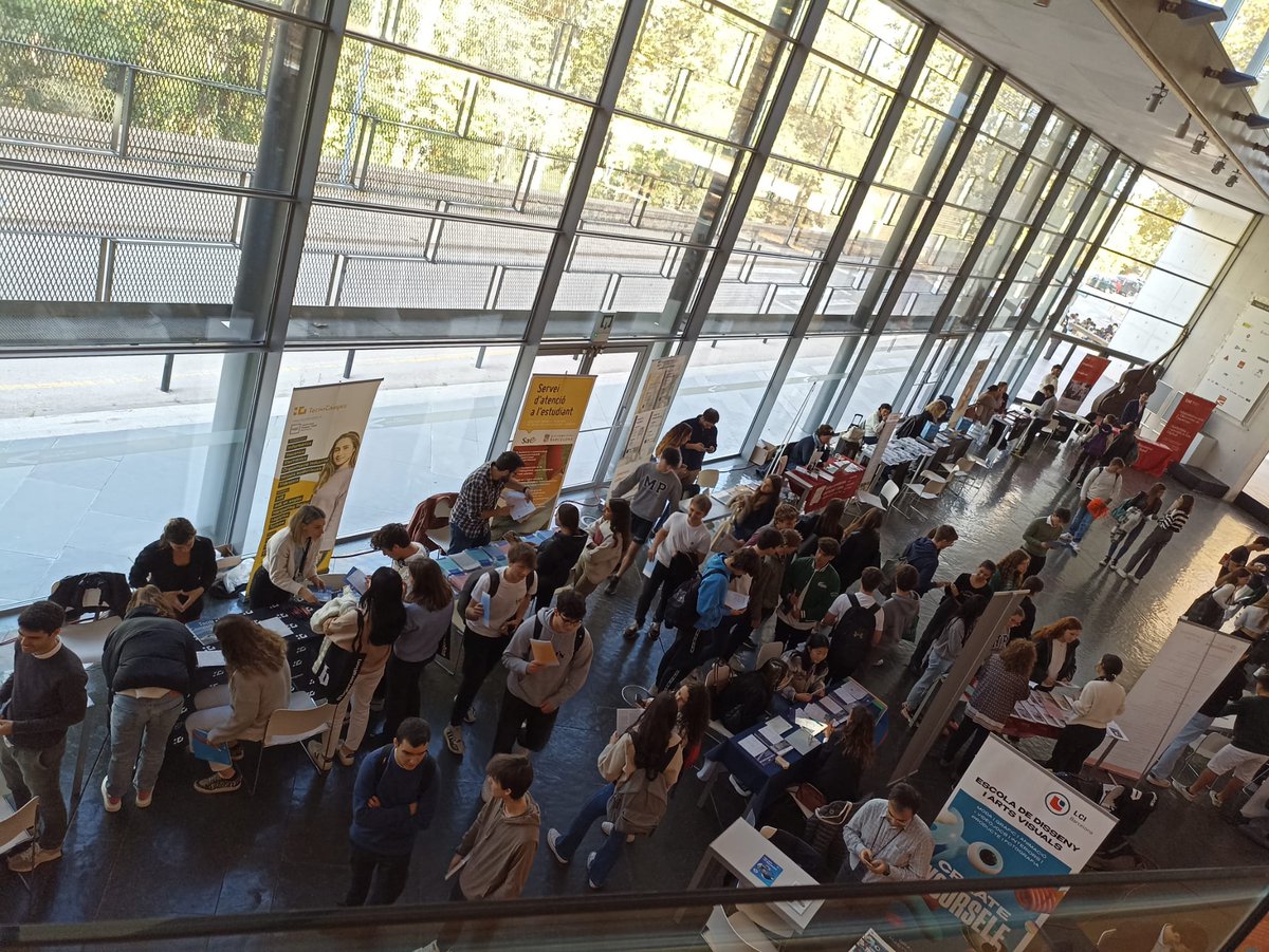 Fapel_Cat's tweet photo. Arrenca el #FapelUDay a Girona!!
milers d'alumnes de la demarcación de Girona ja estan coneixent la oferta d'educació superior de 35 Universitats i centres d'estudis superiors. @Universityday https://t.co/YaqawgJa7o
