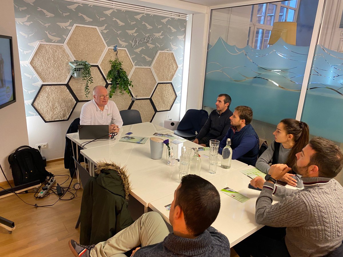 Danke für die Gelegenheit, der spanischen Delegation aus Valencia den <a href="/emcaustria/">EMC ElektroMobilitätsClub</a>  und die <a href="/GEVAlliance/">Global EV drivers' Alliance</a> präsentieren zu können.
Die Diskussion im Rahmen des "EU Erasmus Plus" Programms in Zusammenarbeit mit „Generalitat Valenciana" war sehr interessant.