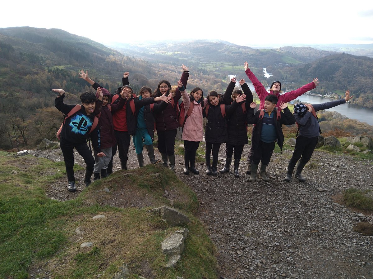 misswall9's tweet photo. Day 3- walking up Gummer's How. We were lucky with the views https://t.co/OQ6lxKSehm