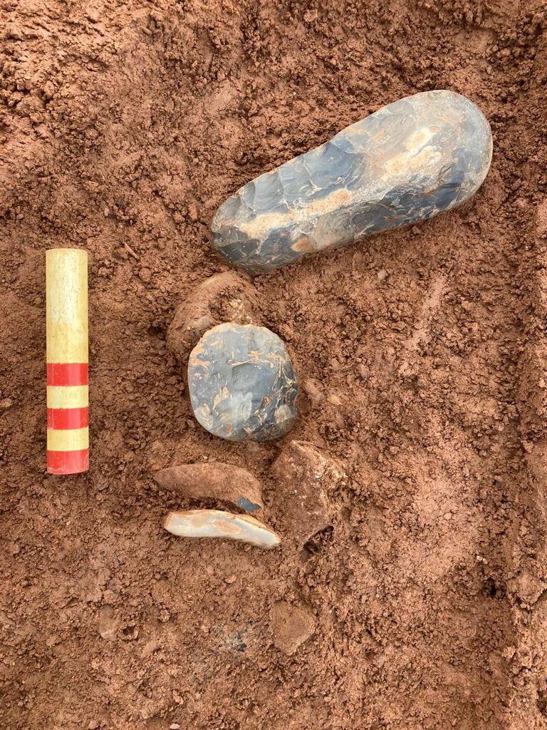 Seeing the light of day on 15 Nov 2022 for the first time in c 4,500 years – Deliberately deposited Late Neolithic/Early Bronze Age polished flint axe &amp; stunning round end scraper from pit next to barrow cemetery on outskirts of Exeter. #archaeology #devon #Neolithic #prehistoric
