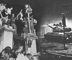 zoikark's tweet photo. “’ Όταν ένας άνθρωπος υψώνει τη γροθιά του μπροστά σε ένα τάνκς
κανείς δεν έχει το δικαίωμα να δηλώνει απαισιόδοξος”. A. Kαμύ https://t.co/5faFALEqkB