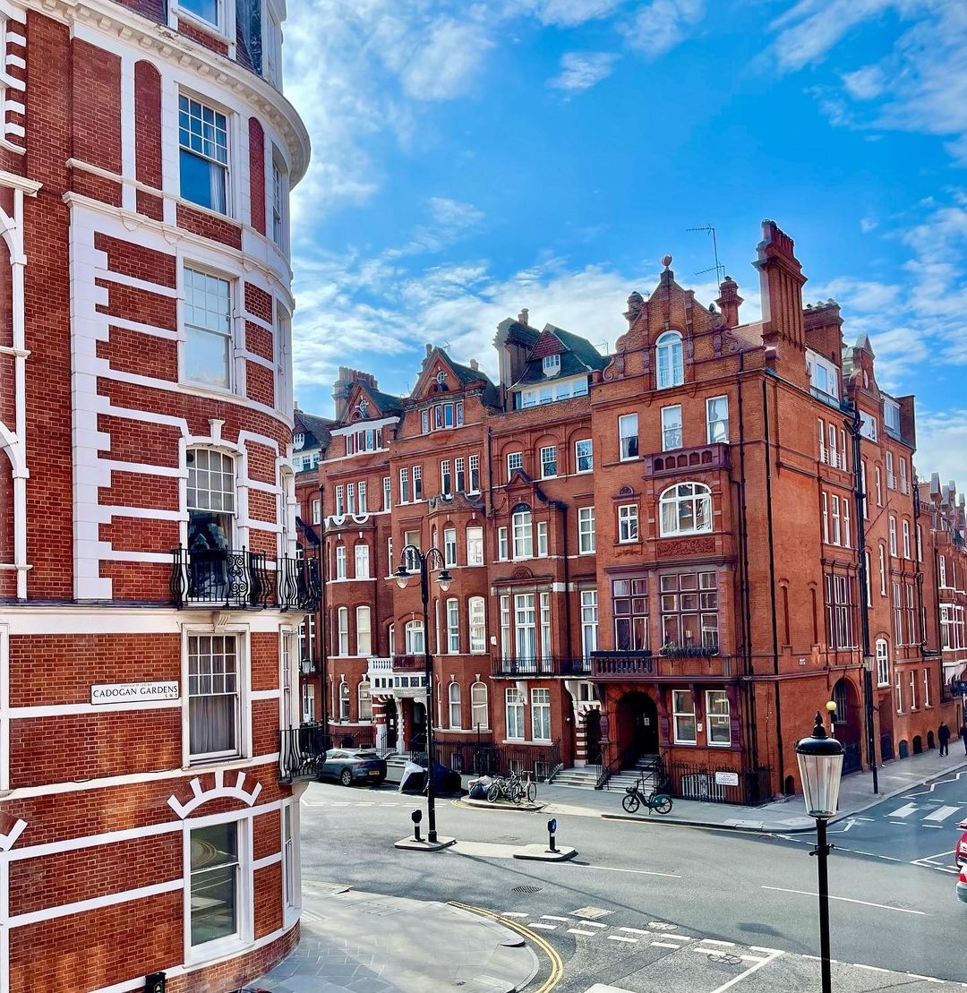 An early morning walk is the best way to wake up. ♥️ Can you guess which #Chelsea street corner this is? #LondonArchitecture #DiscoverLondon