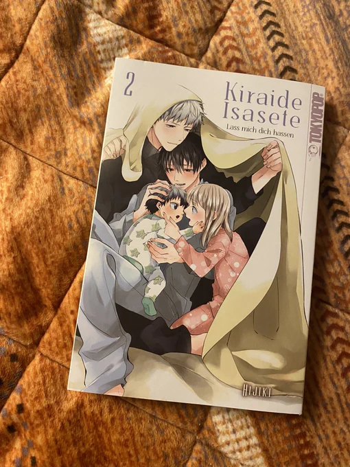 嫌いでいさせて2巻のドイツ語版いただきました!!色んな国の言葉で自分の作品が見れるなんていまだに信じられません、嬉しい。初めて2巻を見る皆様、村雨さんをご堪能くださいませ。2巻お見かけの際はよろしくお願いいたします! 