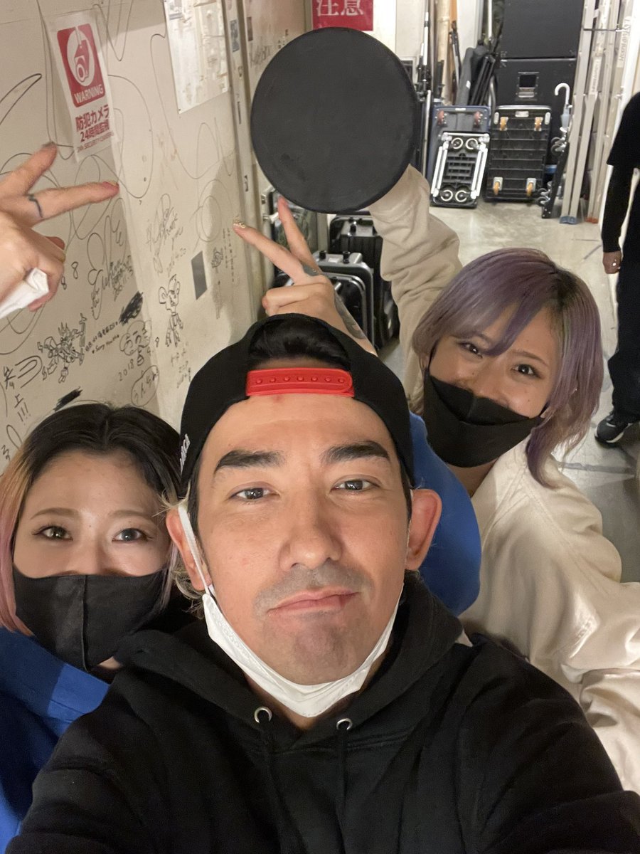 RAIMON_CHANNEL's tweet photo. RED CONNECTION
来てくれたみんな
一緒に演ってくれたPLAYERS
ほんとにありがとう😊
昨夜のLIQUID ROOMも最高に楽しかった!!🔥🔥🔥
ステージ裏はどこもずっと笑いっぱなしだった😁
またやりてーなぁ😌
#REDCONNECTION
#REDORCA
#桃色ドロシー
#sparksoudshow
#survivesaidtheprophet https://t.co/RaaY3UUsSM