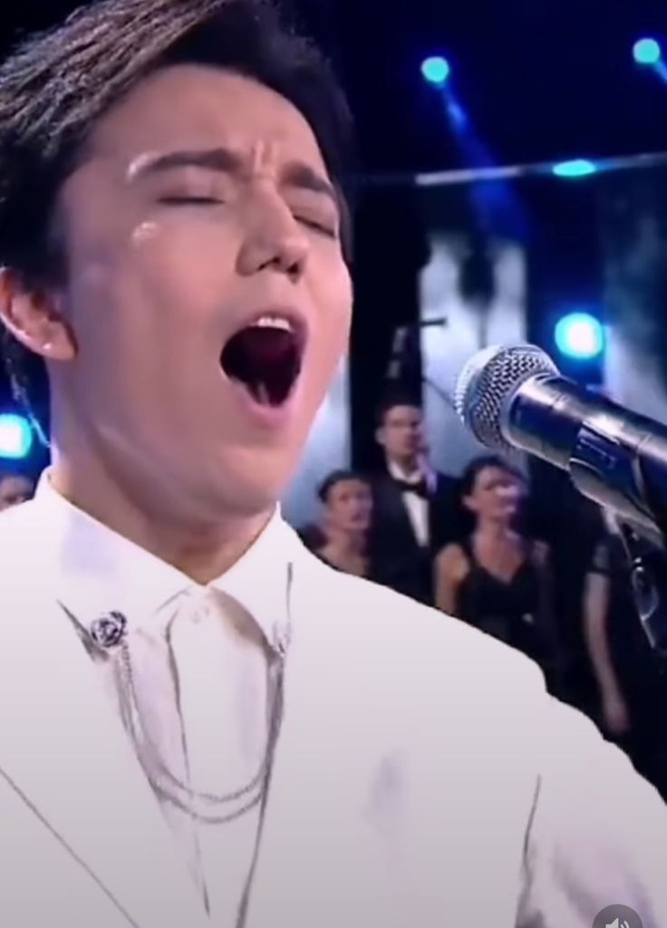 monica_valdi's tweet photo. @DearSusyloveDi1 Cada una de sus actuaciones se convierte en un teatro lleno de emociones y que te envuelve por completo 😵‍💫
@dimash_official ❤️  y su 👉🏼#DimashIncredibleVoice , escucha sus canciones 
#TheStoryOfOneSky, FlyAway, Okay, BeWithMe en Youtube, en Spotify  y Golden en #Oye897  🎶📻 https://t.co/qeiGp71eVY