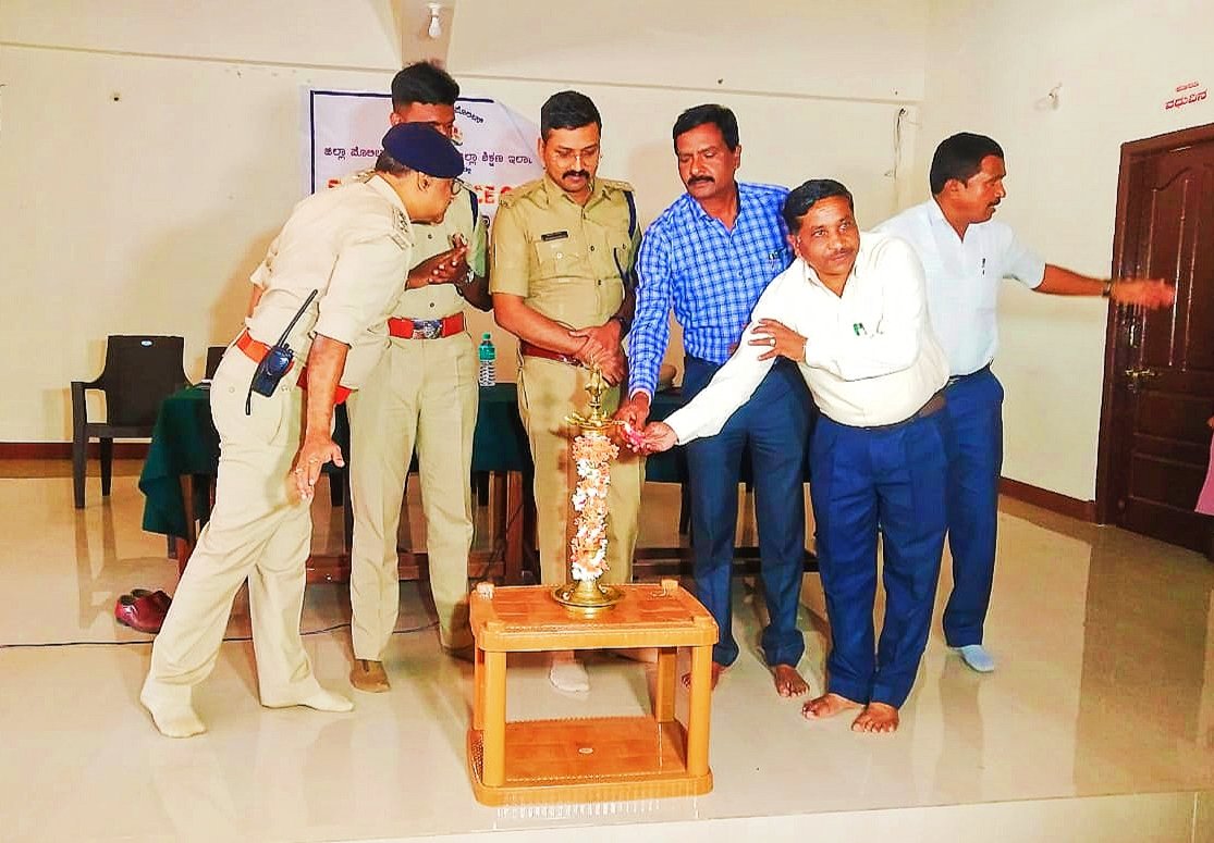 SPHassan2's tweet photo. ಇಂದು ಹಾಸನ ಜಿಲ್ಲಾ ಪೊಲೀಸ್ ಮತ್ತು ಶಿಕ್ಷಣ ಇಲಾಖೆಯ ಸಹಭಾಗಿತ್ವದಲ್ಲಿ ಸ್ಟೂಡೆಂಟ್ಸ್ ಪೊಲೀಸ್ ಕೆಡೆಟ್ ಕಾರ್ಯಕ್ರಮವನ್ನು ಉದ್ಘಾಟಿಸಲಾಯಿತು. ಶಾಲೆಯ ಮಕ್ಕಳಲ್ಲಿ ನಾಯಕತ್ವದ ಗುಣ, ಸ್ವಸ್ಥ ಸಮಾಜ ನಿರ್ಮಾಣ, ಕಾನೂನಿನ ಬಗ್ಗೆ ಅರಿವು, ಶಿಸ್ತು &amp; ನಾಗರಿಕ ಪ್ರಜ್ಞೆ ಮೂಡಿಸುವ ಕುರಿತು ಇಲಾಖೆಯ ಮಹತ್ವಾಕಾಂಕ್ಷಿ ಯೋಜನೆ  ಇದಾಗಿದೆ. https://t.co/aMKDxwJAZs